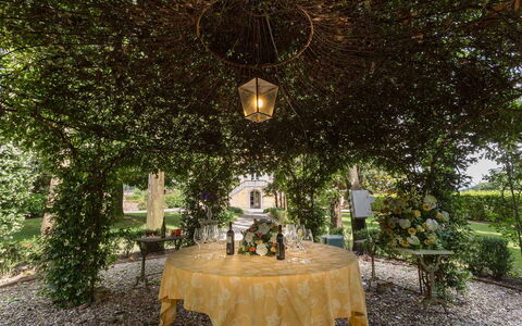 Villa Vorno: Fabriek, Tafel, Eigendom, Decoratie, Gebouw, Stoel, Verlichting, Tableware, Buitentafel, Tafelkleed