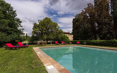 Villa Vorno: Water, Fabriek, Wolk, Lucht, Zwembad, Boom, Gebouw, Land Lot, Vrije Tijd, Natuurlijk Landschap