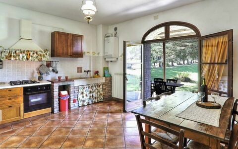Villa Le Selvole: Cabinetry, Meubilair, Eigendom, Countertop, Tafel, Venster, Keuken, Stoel, Hout, Interieur Ontwerp