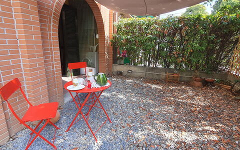 Bianca: Eigendom, Meubilair, Tafel, Fabriek, Buitenmeubels, Stoel, Buitentafel, Gebouw, Schaduw, Hout