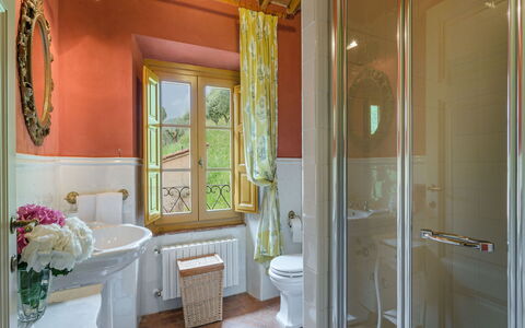 Villa Guamo: Eigendom, Meubilair, Loodgieterswerkinrichting, Gebouw, Fabriek, Interieur Ontwerp, Badkamer, Hout, Verdieping, Spiegel