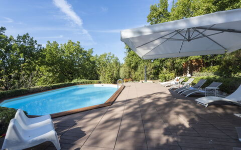 Villa Monteresi: Lucht, Water, Wolk, Zwembad, Schaduw, Fabriek, Buitenmeubels, Architectuur, Boom, Ligstoel