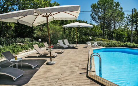 Villa Monteresi: Water, Fabriek, Lucht, Boom, Zwembad, Schaduw, Buitenmeubels, Ligstoel, Paraplu, Stoel