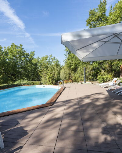 Villa Monteresi: Lucht, Water, Wolk, Zwembad, Schaduw, Fabriek, Buitenmeubels, Architectuur, Boom, Ligstoel