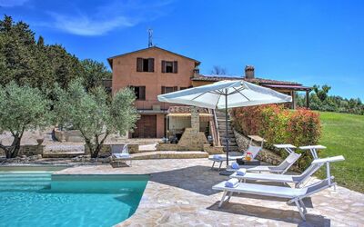 Villa Montone: Fabriek, Water, Lucht, Gebouw, Eigendom, Azure, Zwembad, Buitenmeubels, Boom, Wolk