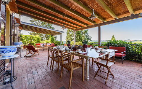 Villa Agnola: Fabriek, Meubilair, Eigendom, Tafel, Stoel, Schaduw, Hout, Buitenmeubels, Bloempot, Vrije Tijd