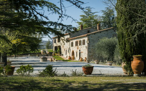 Villa Di Gaiole: Fabriek, Gebouw, Lucht, Venster, Bloempot, Boom, Huis, Gras, Landschap, Facade