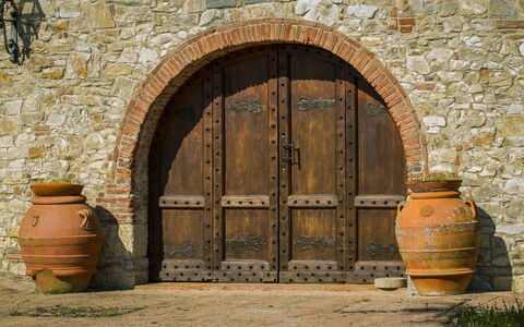 Villa Di Gaiole: Bruin, Gebouw, Deur, Hout, Metselwerk, Steen, Geel, Muur, Weg Oppervlak