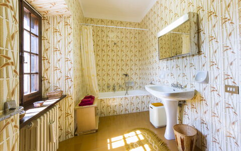 Villa Di Gaiole: Spiegel, Meubilair, Kraan, Eigendom, Wastafel, Loodgieterswerkinrichting, Gebouw, Hout, Countertop, Badkamer