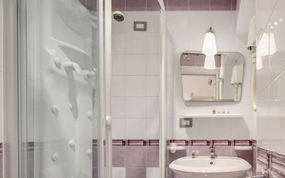 Trilocale Superior Wave: Spiegel, Kraan, Loodgieterswerkinrichting, Wastafel In De Badkamer, Wastafel, Eigendom, Badkamer, Interieur Ontwerp, Verdieping, Flooring