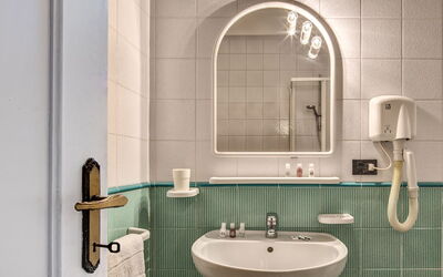 Trilocale Standard Wave: Spiegel, Kraan, Loodgieterswerkinrichting, Wastafel, Wastafel In De Badkamer, Eigendom, Product, Badkamer, Hout, Interieur Ontwerp