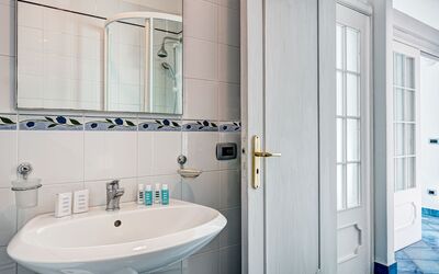 Bilocale Superior Wave: Kraan, Loodgieterswerkinrichting, Wastafel, Eigendom, Blauw, Gebouw, Wastafel In De Badkamer, Deur, Badkamer, Purper