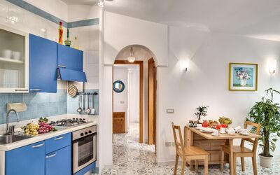 Bilocale Deluxe Wave: Cabinetry, Eigendom, Meubilair, Fabriek, Gebouw, Countertop, Stoel, Blauw, Kamerplant, Lade