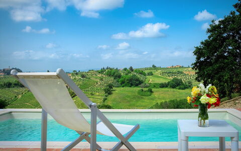 Villa Pianora: Water, Wolk, Lucht, Fabriek, Natuur, Azure, Buitenmeubels, Stoel, Bloem, Zwembad