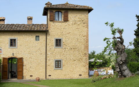 Villa Pianora: Lucht, Gebouw, Fabriek, Venster, Boom, Land Lot, Deur, Huis, Facade, Verblijf