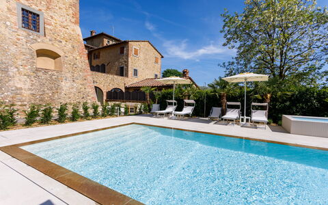 Villa Pianora: Water, Fabriek, Eigendom, Gebouw, Lucht, Venster, Zwembad, Azure, Wolk, Boom