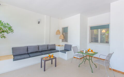 Villa Talise: Tafel, Bankstel, Meubilair, Fabriek, Interieur Ontwerp, Gebouw, Woonkamer, Hout, Verlichting, Oranje