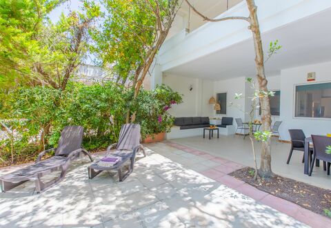 Villa Talise: Meubilair, Fabriek, Stoel, Tafel, Geel, Interieur Ontwerp, Gebouw, Kamerplant, Bankstel, Bloempot