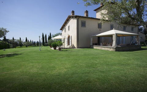 Chianti Fornace 1: Lucht, Gebouw, Fabriek, Eigendom, Venster, Boom, Huis, Deur, Land Lot, Landschap
