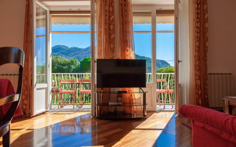 Apartment Fernanda - Levanto: Meubilair, Venster, Azure, Hout, Comfort, Architectuur, Interieur Ontwerp, Flooring, Lucht, Verdieping