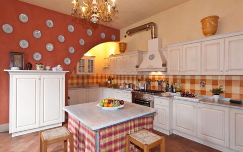Villa Guasperini: Cabinetry, Countertop, Meubilair, Eigendom, Tafel, Hout, Oranje, Interieur Ontwerp, Verlichting, Keuken