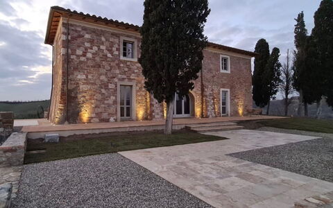 Casa Insieme: Lucht, Fabriek, Wolk, Eigendom, Venster, Gebouw, Boom, Weg Oppervlak, Asfalt, Land Lot