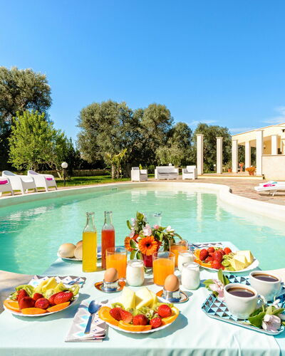 Villa Käthe Con Piscina Privata: Water, Voedsel, Lucht, Tafel, Dag, Eigendom, Tableware, Fabriek, Natuur, Boom