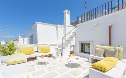 Romeo e Giulietta - Terrazza Vista Mare: Lucht, Meubilair, Fabriek, Gebouw, Tafel, Bankstel, Interieur Ontwerp, Buitenmeubels, Woonkamer, Verdieping