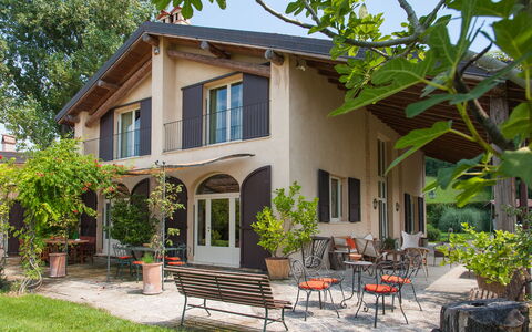 Villa Monia: Gebouw, Fabriek, Eigendom, Venster, Meubilair, Huis, Boom, Lucht, Schaduw, Deur