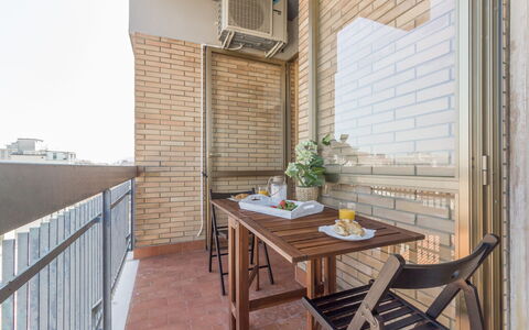 Cattolica Sea Loft: Tafel, Meubilair, Eigendom, Gebouw, Bloempot, Hout, Stoel, Keuken, Steen, Fabriek