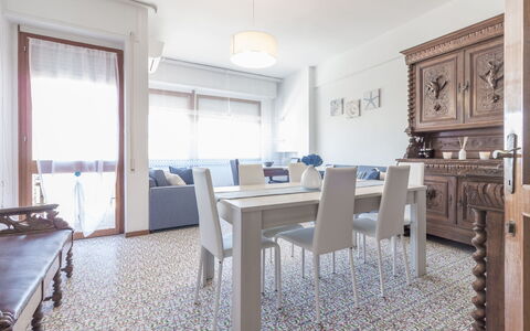 Cattolica Sea Loft: Tafel, Meubilair, Gebouw, Stoel, Venster, Hout, Fotolijst, Woonkamer, Huis, Interieur Ontwerp