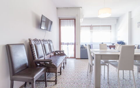 Cattolica Sea Loft: Meubilair, Eigendom, Tafel, Gebouw, Stoel, Fotolijst, Interieur Ontwerp, Hout, Kamerplant, Comfort