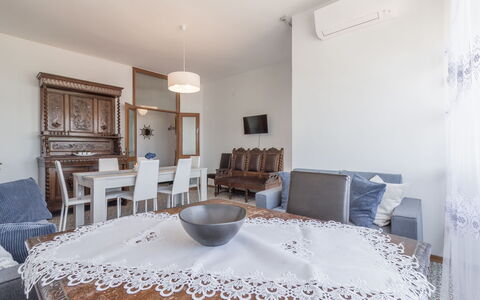 Cattolica Sea Loft: Tafel, Meubilair, Eigendom, Stoel, Azure, Tafelkleed, Hout, Fotolijst, Interieur Ontwerp, Decoratie