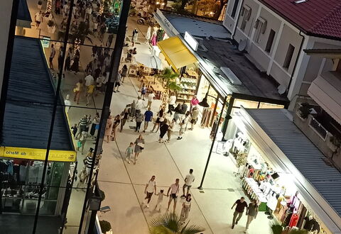 Cattolica Sea Loft: Gebouw, Venster, Infrastructuur, Stedelijk Ontwerp, Buurt, Openbare Ruimte, Menigte, Stad, Vrije Tijd