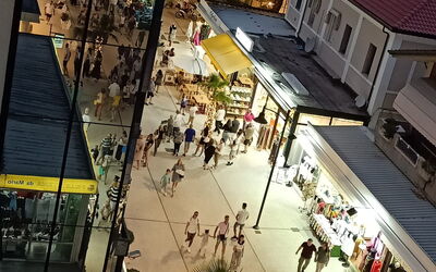 Cattolica Sea Loft: Gebouw, Venster, Infrastructuur, Stedelijk Ontwerp, Buurt, Openbare Ruimte, Menigte, Stad, Vrije Tijd