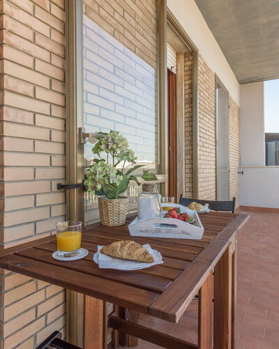 Cattolica Sea Loft: Tafel, Eigendom, Tableware, Gebouw, Venster, Voedsel, Hout, Lucht, Interieur Ontwerp, Schaduw