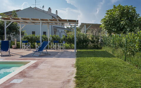 Villa Degli Aranci: Wolk, Fabriek, Lucht, Eigendom, Gebouw, Boom, Land Lot, Schaduw, Stedelijk Ontwerp, Huis