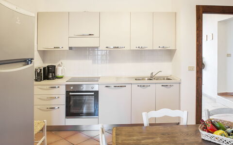 Villa Degli Aranci: Cabinetry, Gootsteen, Countertop, Wastafel, Meubilair, Fornuis, Toestel Van De Keuken, Keuken, Huishoudapparatuur, Hout
