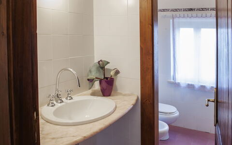 Villa Degli Aranci: Bruin, Spiegel, Kraan, Wastafel, Loodgieterswerkinrichting, Wastafel In De Badkamer, Eigendom, Fotograaf, Purper, Badkamer