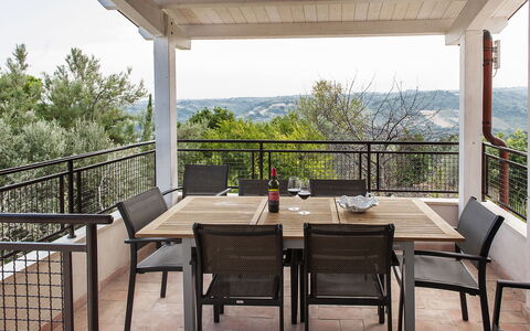 Villa Degli Aranci: Tafel, Meubilair, Lucht, Eigendom, Stoel, Schaduw, Hout, Veranda, Interieur Ontwerp, Verdieping