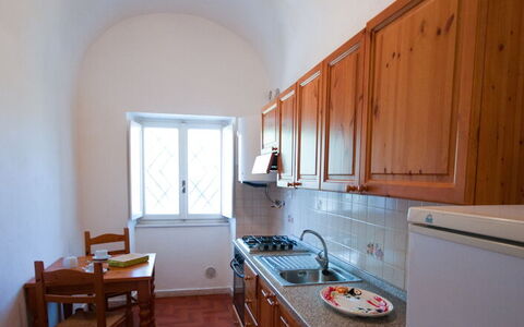 Holiday Home Giannella: Cabinetry, Meubilair, Eigendom, Countertop, Gootsteen, Venster, Gebouw, Hout, Wastafel, Keuken