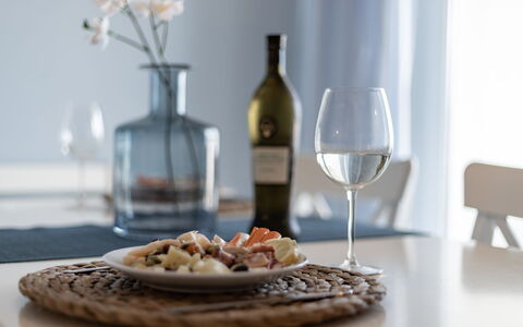 Conero Suite: Voedsel, Tableware, Tafel, Meubilair, Dishware, Fles, Drinkware, Wijn, Ingrediënt