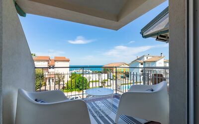 Conero Suite: Lucht, Wolk, Dag, Gebouw, Eigendom, Schaduw, Azure, Architectuur, Interieur Ontwerp