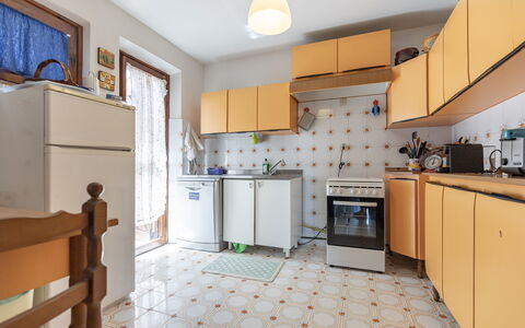 Villa Il Pesco: Cabinetry, Meubilair, Eigendom, Countertop, Toestel Van De Keuken, Keuken, Fornuis, Interieur Ontwerp, Verlichting, Koelkast