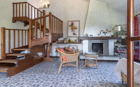 Villa Il Pesco: Meubilair, Eigendom, Gebouw, Hout, Flooring, Interieur Ontwerp, Tafel, Verdieping, Trap, Stoel