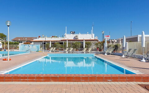 Villa Il Pesco: Water, Lucht, Zwembad, Azure, Vrije Tijd, Samengesteld Materiaal, Buitenmeubels, Recreatie, Rechthoek, Schaduw