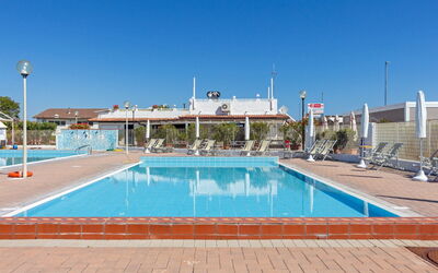 Villa Il Pesco: Water, Lucht, Zwembad, Azure, Vrije Tijd, Samengesteld Materiaal, Buitenmeubels, Recreatie, Rechthoek, Schaduw