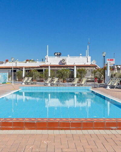 Villa Il Pesco: Water, Lucht, Zwembad, Azure, Vrije Tijd, Samengesteld Materiaal, Buitenmeubels, Recreatie, Rechthoek, Schaduw