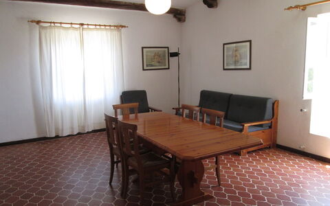 Giannella Holiday Apartment: Meubilair, Tafel, Venster, Gebouw, Hout, Hal, Verdieping, Flooring, Gordijn, Onroerend Goed