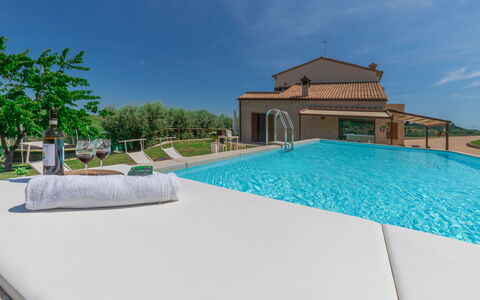 Villa Clair: Water, Lucht, Eigendom, Fabriek, Gebouw, Zwembad, Azure, Schaduw, Boom, Huis